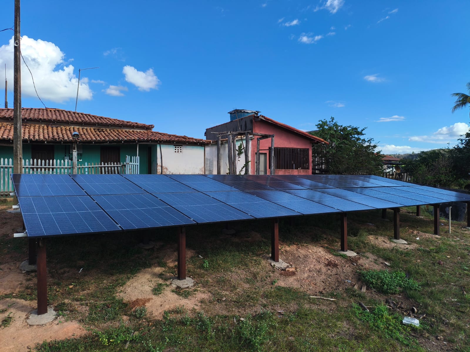Instalação DRM em São Francisco do Brejão, Maranhão: painéis solares em estrutura apoiada no solo