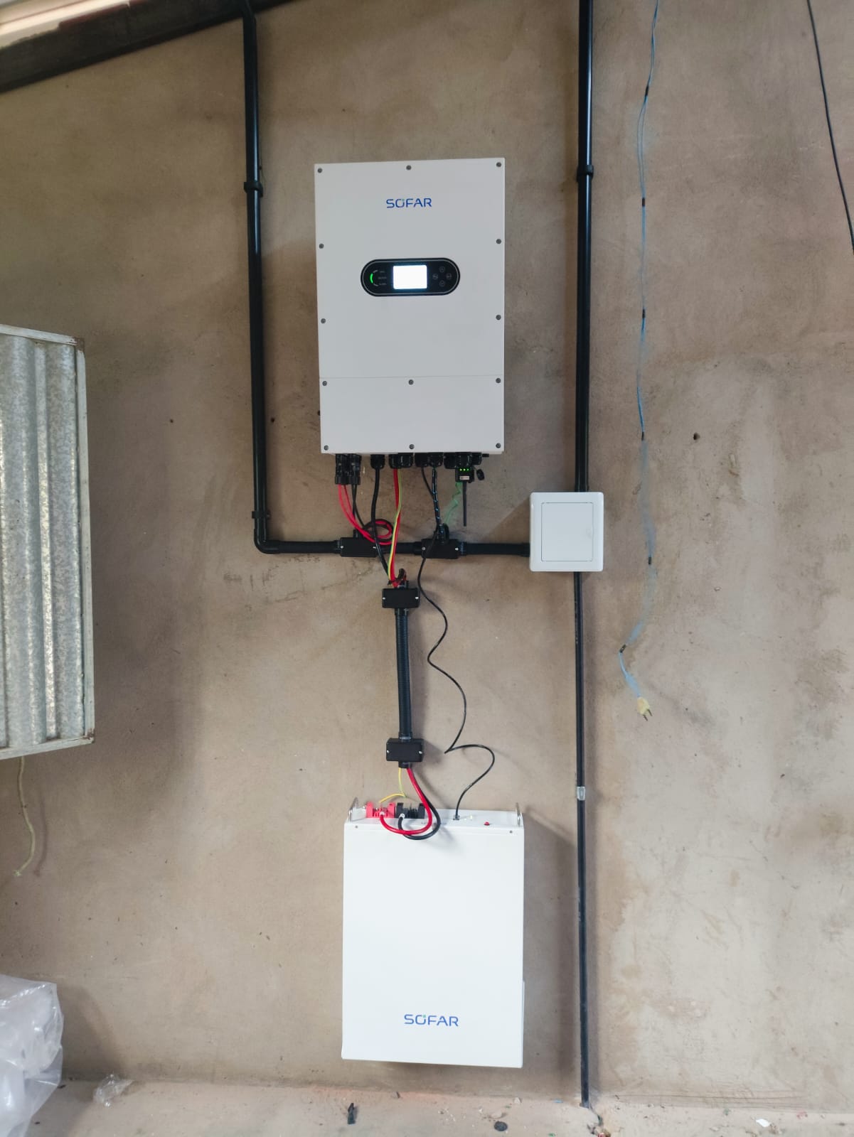 Sistema híbrido DRM em São Pedro da Água Branca, Maranhão, com inversor e bateria Sofar fixados na parede